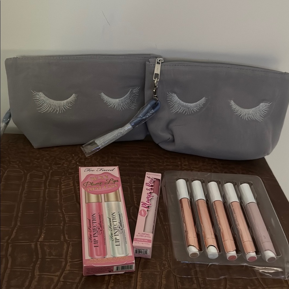 Gray Eyelash Cosmetic Bags with Lip Products